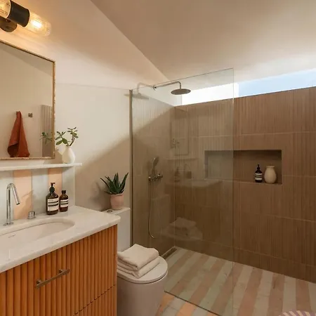 The Boat House Sea Front And Private Pool *