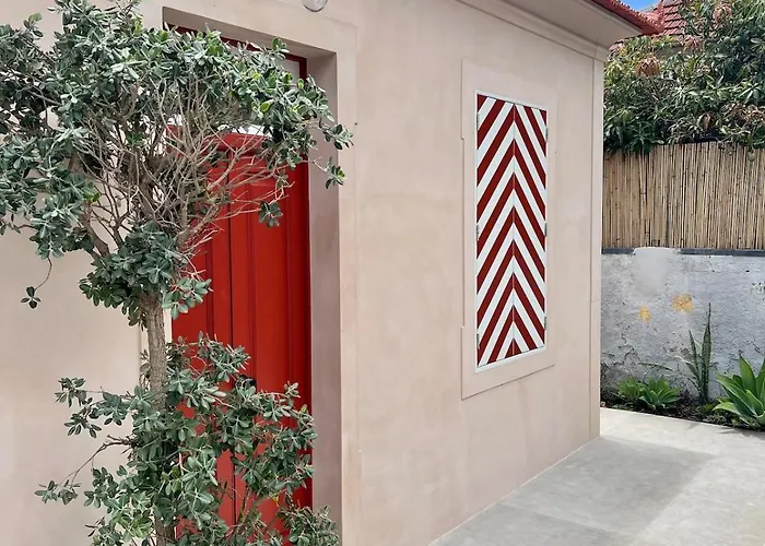 The Boat House Sea Front And Private Pool *